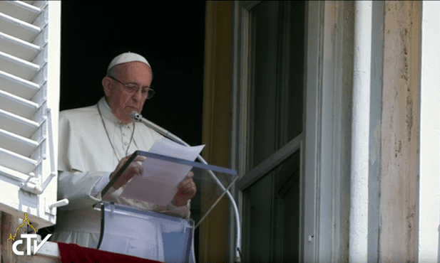 Franciszek modli się za ofiary zamachów w Monachium i Kabulu