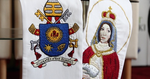 Ręcznie haftowana stuła i czarne buty