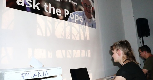 Zadają pytania papieżowi