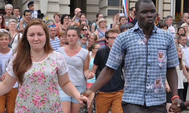 Tańczący goście z Francji na sądeckim rynku