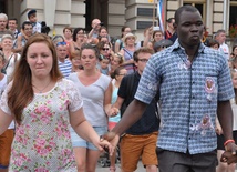 Tańczący goście z Francji na sądeckim rynku