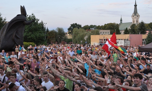 Przy pomniku Jana Pawła II zgromadziły się tłumy młodych 