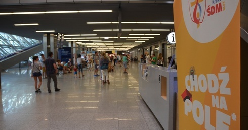 Docierają drogą lotniczą