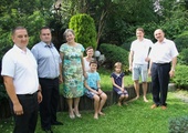 Bracia Oleg (z lewej) i Igor Bun poznali też syna i synową państwa Orzechowskich - Małgorzatę i Pawła - oraz ich wnuczęta Marysię i Stasia