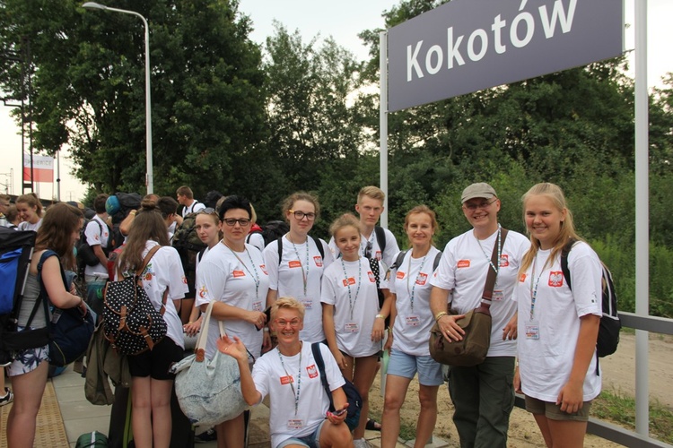 Pielgrzymi z diecezji łowickiej na dworcu w Kokotowie