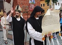 Na czele orszaku szedł kapłan niosący papieską bullę.