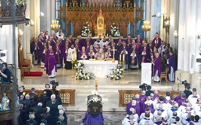 Pogrzebową Mszę św. sprawowało 60 arcybiskupów i biskupów.