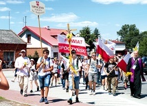 Pątnicy z opoczyńskiego centrum ŚDM za chwilę wejdą do sanktuarium.