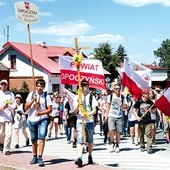 Pątnicy z opoczyńskiego centrum ŚDM za chwilę wejdą do sanktuarium.