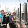 ▲	Młodzież wchodzi do pociągu specjalnego na dworcu w Łowiczu.