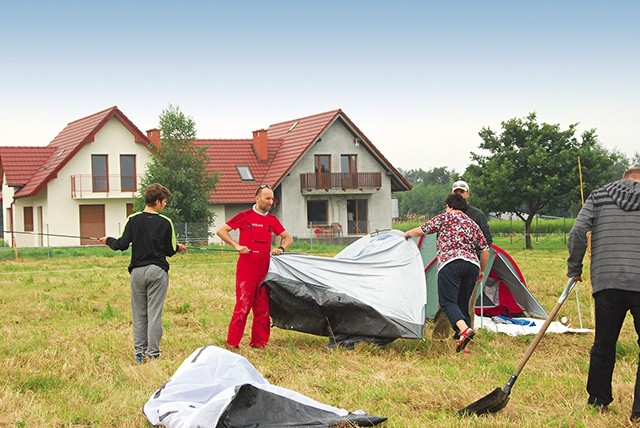 Pierwsze namioty już stoją.