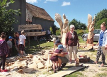 ▲	W ciągu dnia wiele osób przychodziło na plac, gdzie powstawały nowe anioły. 