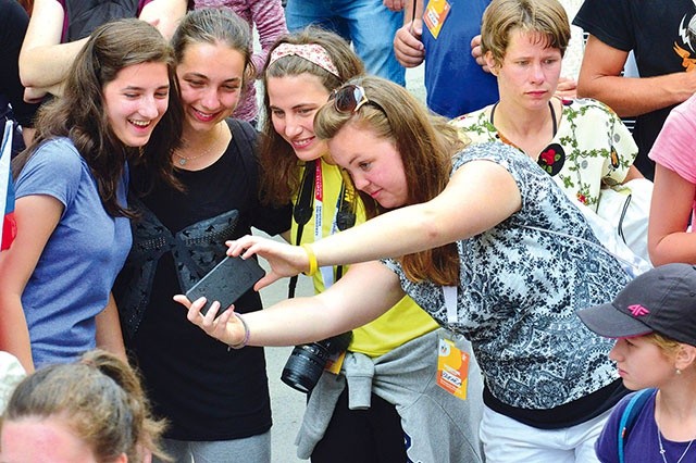 ▲	Selfie podczas korowodu w Bardzie – obowiązkowe. 