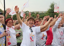 ▲	Radość, radość i jeszcze raz radość ze spotkania z drugim człowiekiem i spotkania z Bogiem.  Tak było do późnej nocy na lubuskim uwielbieniu w Świebodzinie.