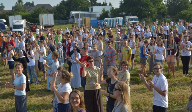 Poranna zaprawa w formie śpiewów i tańców