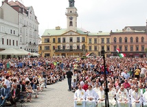 ▲	Pożegnanie pielgrzymów na cieszyńskim rynku.