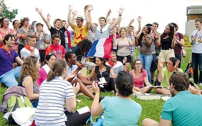◄	Entuzjazm Francuzów  – na zdjęciu na skoczowskiej Kaplicówce – udzielał się wszystkim uczestnikom  Dni w Diecezji