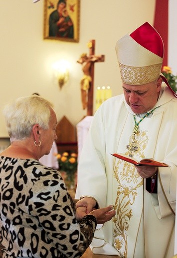 ◄	Bp Piotr Greger udzielił w Polance sakramentu namaszczenia chorych.