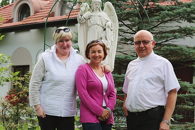 ▲	Seniorów 60+ na spotkania zapraszają: (od lewej) Ewa Biłek- -Regnowska, Iwona Słobosz i ks. Józef Oleszko.
