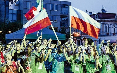 W tym nie przeszkadza inny język, kolor skóry czy kraj pochodzenia. Po prostu – uwielbienie!