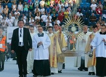 Adoracja Najświętszego Sakramentu  dla wielu była punktem kulminacyjnym wydarzenia na Arenie Lublin.