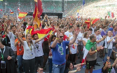 ▲	Takie tłumy wrocławski Stadion Miejski oglądał ostatnio podczas meczów na Euro 2012. Tym razem kibiców zastąpili katolicy.