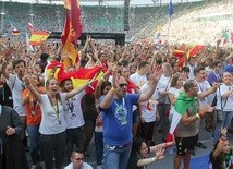 ▲	Takie tłumy wrocławski Stadion Miejski oglądał ostatnio podczas meczów na Euro 2012. Tym razem kibiców zastąpili katolicy.