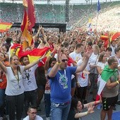 ▲	Takie tłumy wrocławski Stadion Miejski oglądał ostatnio podczas meczów na Euro 2012. Tym razem kibiców zastąpili katolicy.