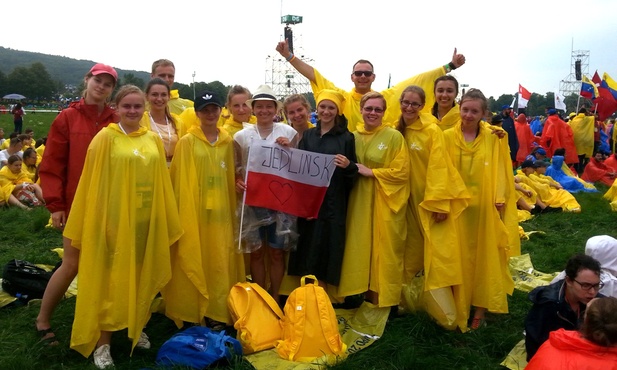 Deszcz nas nie ostudził. Emocje są nadal na najwyższym poziomie - zapewniają uczestnicy ŚDM w Krakowie z dekanatów jedlińskiego i przytyckiego