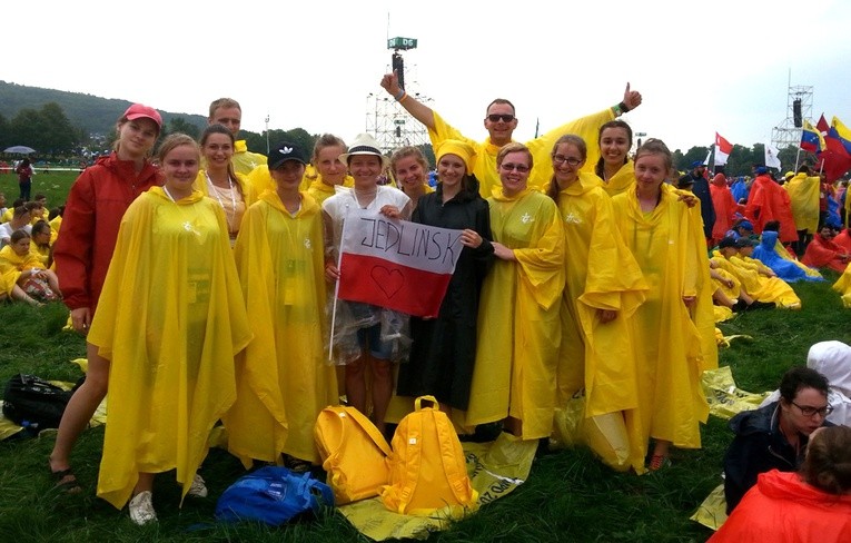 Deszcz nas nie ostudził. Emocje są nadal na najwyższym poziomie - zapewniają uczestnicy ŚDM w Krakowie z dekanatów jedlińskiego i przytyckiego