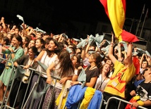 Pielgrzymi, głównie Hiszpanie, na bocheńskim Rynku podczas Festiwalu Młodych.