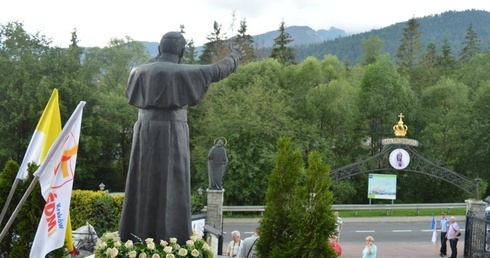 Papieska flaga już na Giewoncie