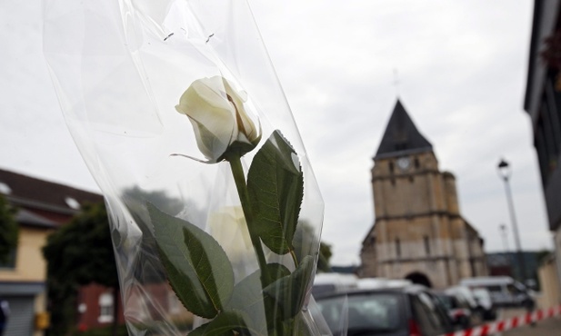 Terroryści sfilmowali męczeństwo kapłana