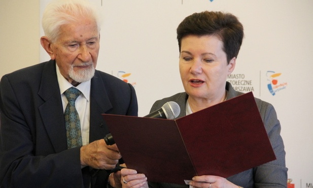 Prezydent Hanna Gronkiewicz-Waltz odczytała apel do mieszkańców Warszawy, żeby 1 sierpnia, w godzinie "W" uczcili pamięć po bohaterach minutą ciszy