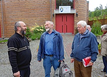 Ks. Marek Michalski MSF (pierwszy z lewej) w rozmowie z parafianami przed Karmelem w Tromsø.