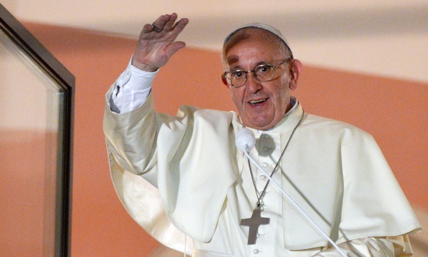 Franciszek w oknie papieskim i... na Skypie