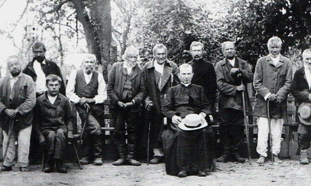Ks. Ignacy Kłopotowski z biednymi