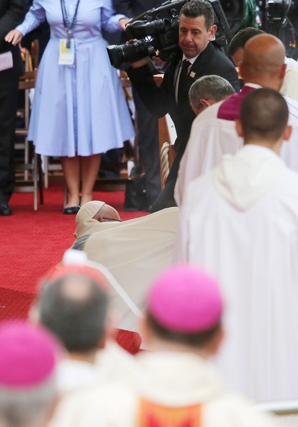 Franciszek u stóp Maryi