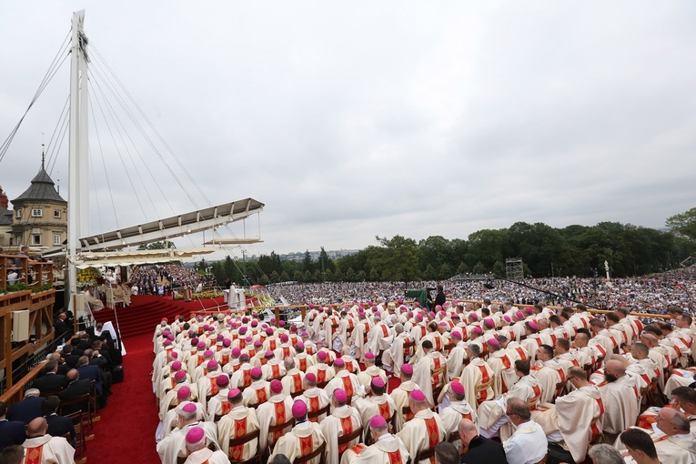Franciszek u stóp Maryi
