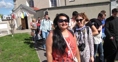 Rima (na pierwszym planie) z grupą Ormian zwiedza kościół klarysek kapucynek w Przasnyszu