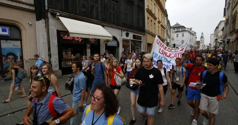 Młodzi na błoniach czekają