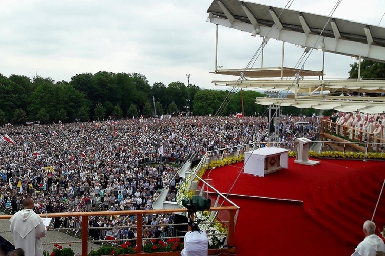 Kapłani warmińscy na Mszy św. z papieżem Franciszkiem.