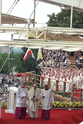 Kapłani warmińscy na Mszy św. z papieżem Franciszkiem.