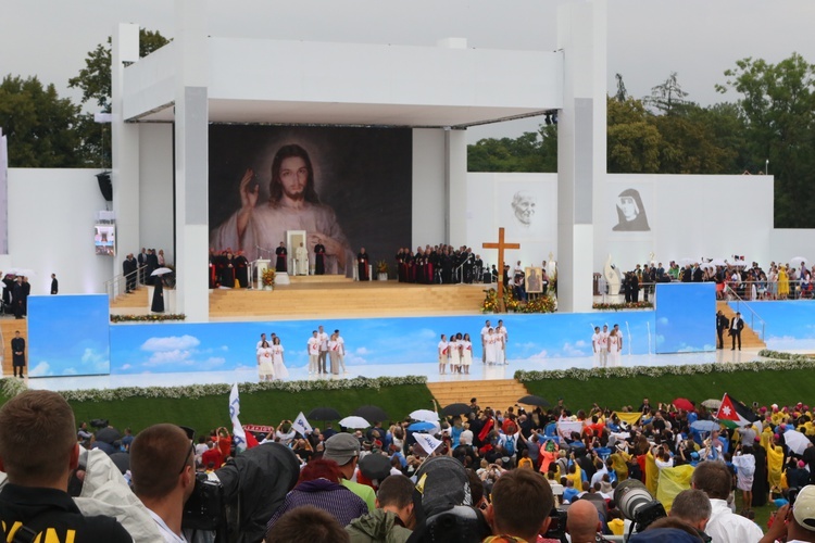 Młodzi tłumnie zgromadzeni na Błoniach