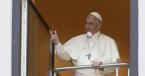 Papież znów w oknie: podpowiem wam trzy słowa