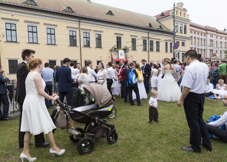 Drugi wieczór pod papieskim oknem