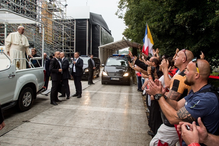 Ze świętymi i Franciszkiem na Błoniach