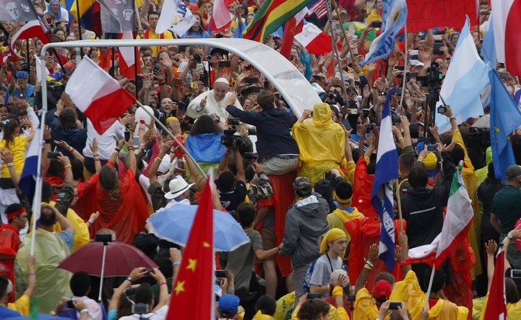 Młodzi zmierzają na Błonia na spotkanie z papieżem