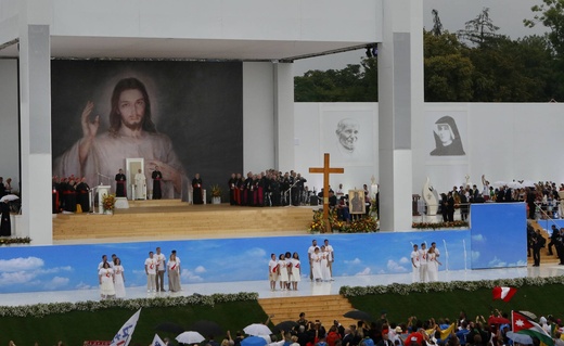 Młodzi zmierzają na Błonia na spotkanie z papieżem