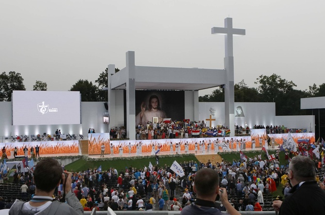 Młodzi zmierzają na Błonia na spotkanie z papieżem